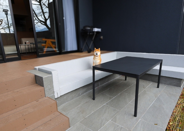 【Rakuten STAY FUJIMI TERRACE 箱根芦ノ湖】プライベートガーデンで遊ぶ愛犬を眺めながらBBQも楽しめます