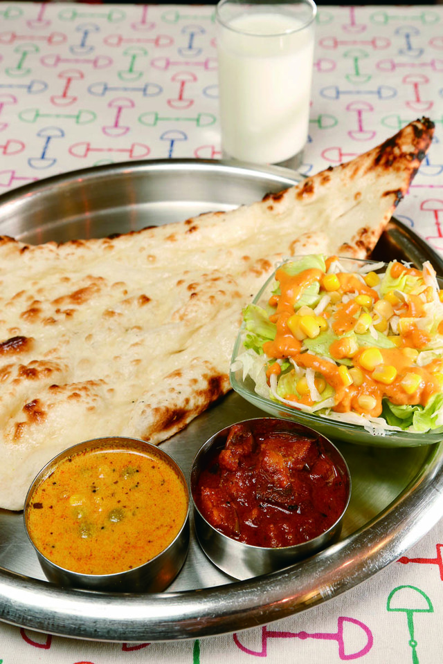 絶品「野菜カレー」の名店5／ヴェジハーブサーガ（御徒町）　ランチセット（カレー2種、ナンorライス、チャイorラッシー）　850円