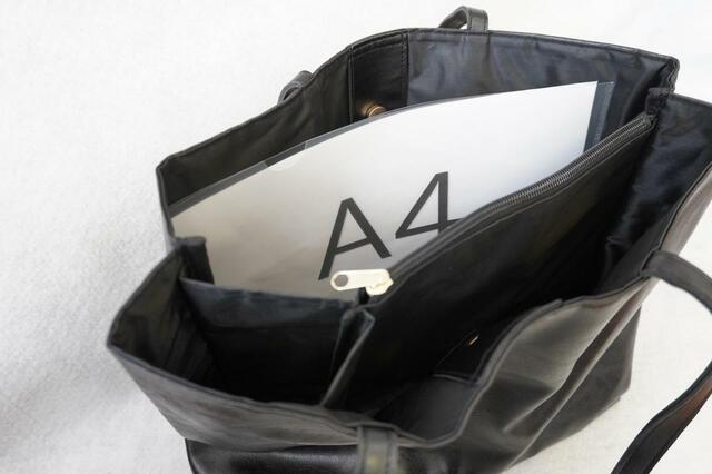A4サイズが楽に入るメイン収納【THE EDITORS　仕切り付きで整頓上手なレザー調トートバッグ】
