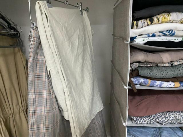 【ニトリ　すべりにくいスカート・スラックス ピンチ付き4段ハンガー(ラミー 幅34cm ホワイト)】シワになりやすい服もキレイに楽々収納