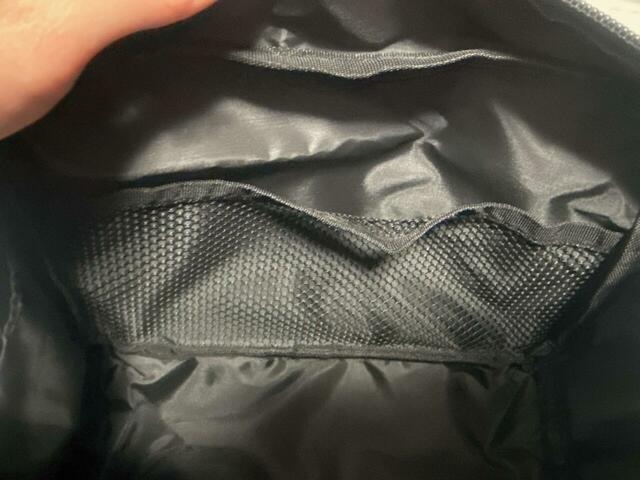 内側にはポケット付き。バック側はメッシュポケット