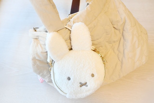 【「miffy いちごチャームの2WAYポーチ＆ショルダーバッグ BOOK」（宝島社）】ショートストラップはバッグに引っ掛ければチャームポーチとしても利用可能