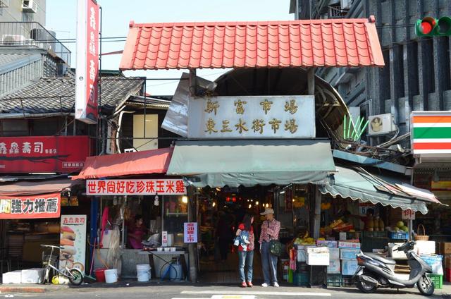 東三水街市場の康定路側の入り口。アーケードなので雨の日でも安心