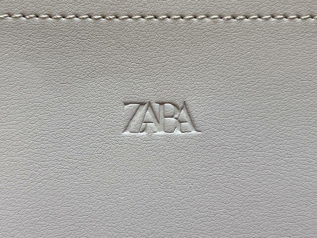 「ZARA」のブランドロゴの刻印入り