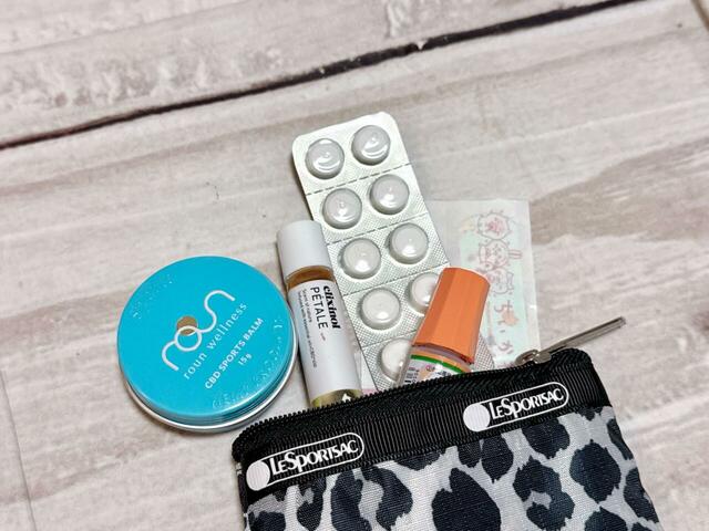 小サイズには目薬、絆創膏、常備薬、頭痛時に頼りになるCBDバームやオイルなどの“お守りセット”をイン【付録：LeSportsac レオパード柄ポーチセット】