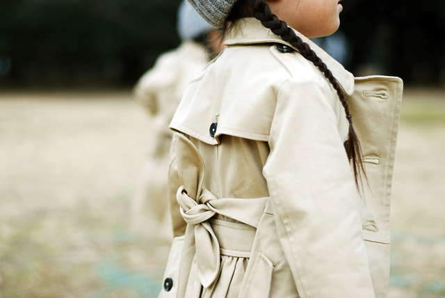 トレンチコートのベルトは後ろできゅっと結んで