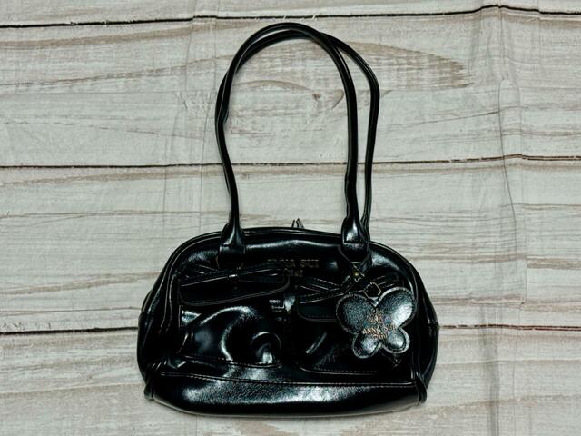 蝶モチーフのミラーチャーム付きのボストンバッグ