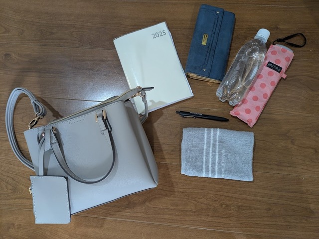 【ハニーズ　軽量両あおりハンドバッグ】A5サイズの手帳や長財布、ペットボトルや折り畳み傘などを入れてもまだまだゆとりがありました♪