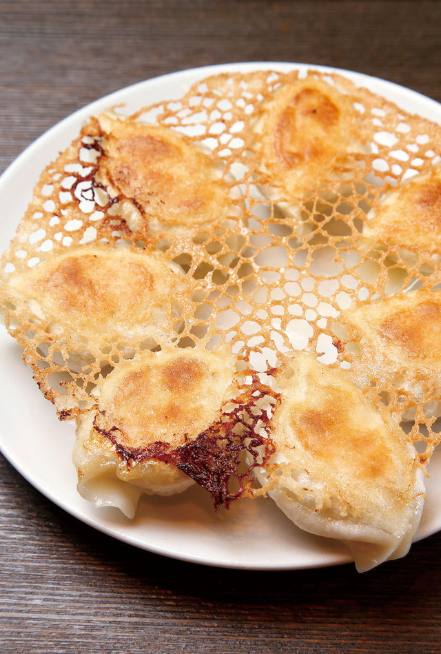 大連餃子基地 DALIAN 麻布十番店（麻布十番）  大連焼餃子（7個）　630円（税別）