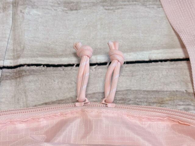 【付録 Coleman 撥水ボストンバッグ＆リフレクターチャーム】Wファスナー仕様。引き手はピンク×ホワイトカラーのパラコードつき！