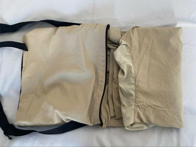 【ワークマン トランスフォームジャケットEX】ポケットの中に服をしまうように折り畳む