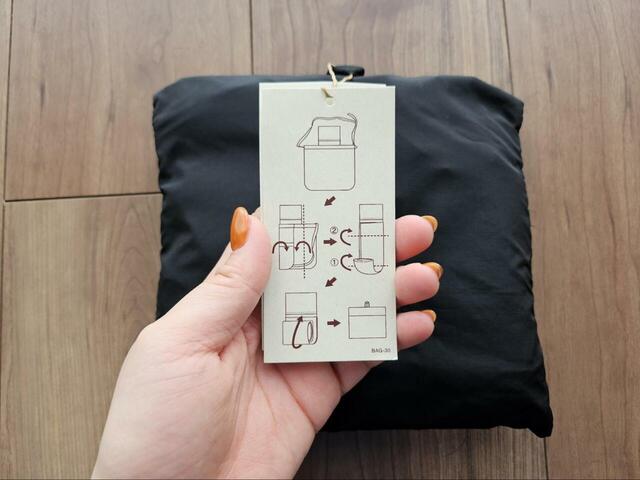 【無印良品のたためる撥水手提にもなるショルダーバッグ大】折り畳み方をイラストで説明したタグも付いています♪
