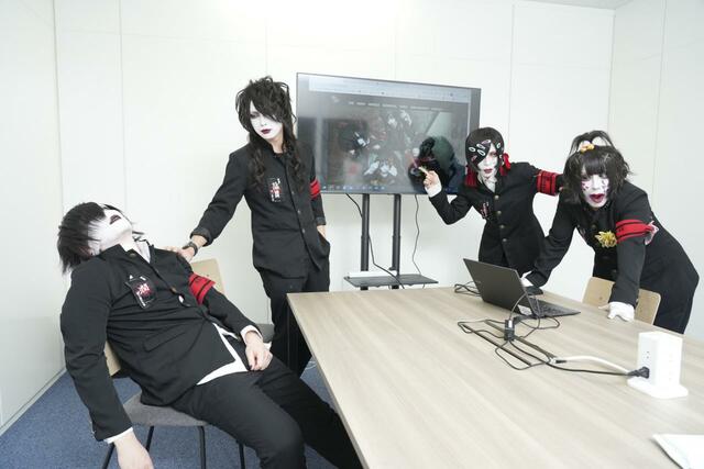 占拠した会議室で危険な計画を立てる鐘ト銃声　撮影・源賀津己