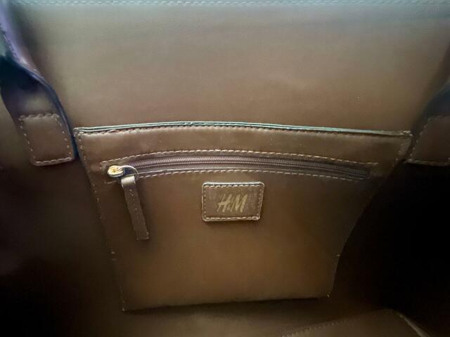 内側にファスナーポケットが1つついています