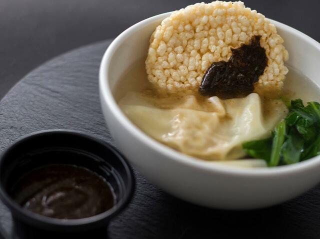 おこげとワンタンのスープ+ブラック麻辣ソース 530円｜東京ディズニーリゾート「メイク ア チェンジ」｜販売店舗：東京ディズニーシー「ヴォルケイニア・レストラン」