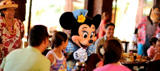 各テーブルをディズニーキャラクターがご挨拶にやってきてくれます