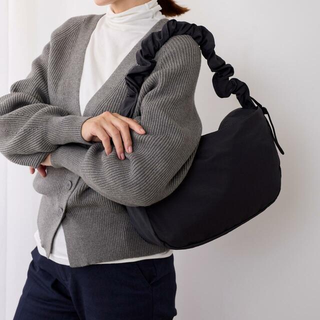 急に荷物が増えても慌てない！サブバッグが出てくるショルダーバッグ｜￥ 4,990 （税込）