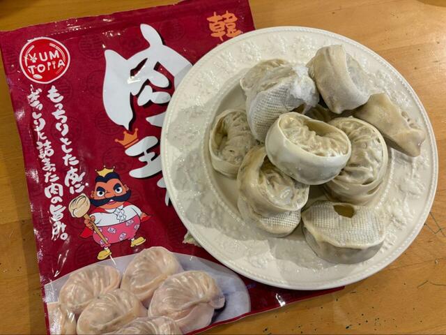 【ロピア 韓国王マンドゥ 肉の王様】 13個入りから取り出して並べると、ひとつひとつがこぶし大の迫力♪ひだの細かい本格的な形で、マンドゥ独特のまるっとフォルムが可愛い◎