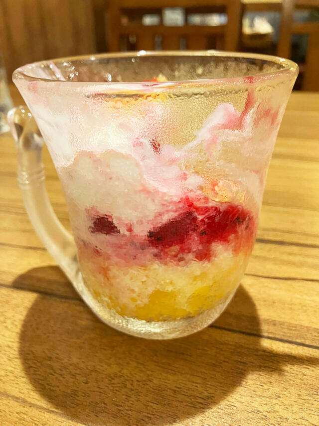 半分以上を食べ進めても、器はキンキン、氷もまだ溶けていない。