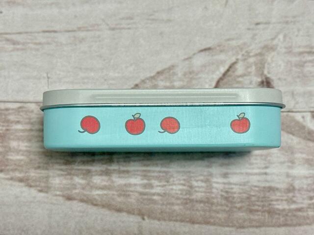 側面はブルー。全ての面にリンゴのイラストプリント入り