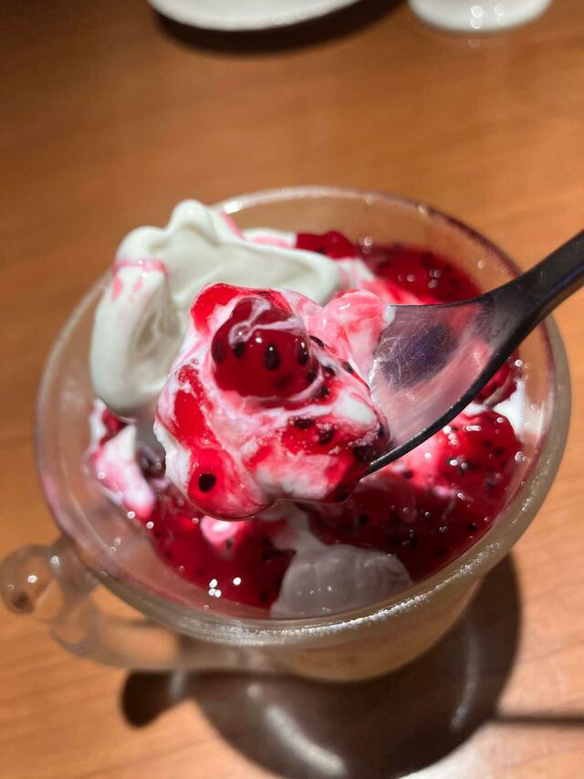 ドラゴンフルーツソースも、トロピカルな味わいがいい感じ。果肉もゴロゴロ入ってます。