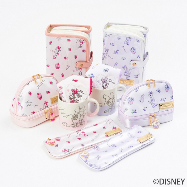 そのままメイクポーチ各3,800円、コスメアクセポーチ 各2,600円、ハブラシポーチ 各1,500円、マグカップ各1,200円、ミニタオル各800円