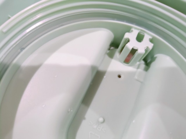 【KOKOBI 麦茶ポット】注ぎ口の内側にフィルターがあり、レモンやフルーツなどを入れても詰まりにくい