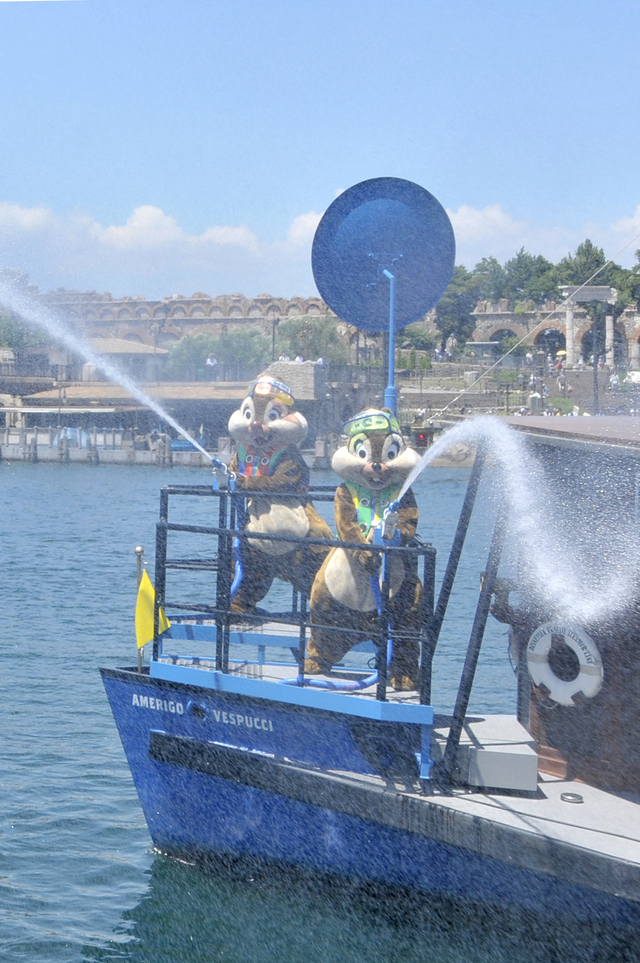 『東京ディズニーシー 20周年 アニバーサリー・セレクション』チップとデールのクールサービス“デラックス” (収録年：2010)