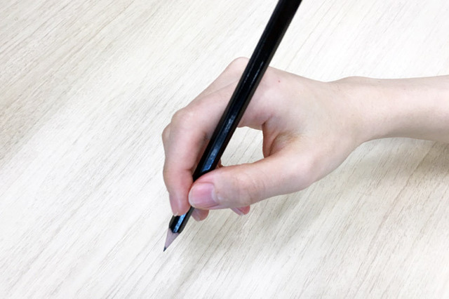正しい鉛筆の持ち方。