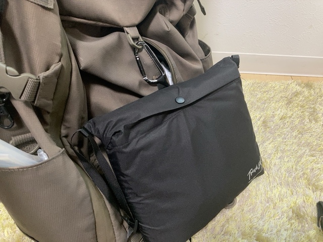 【ワークマン トラベルシェルライトレインポンチョ】カラビナで引っ掛けられるループ付き！