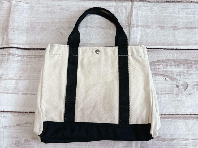 背面は装飾がないシンプルなデザイン