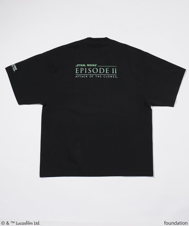 【FREAK’S STORE】バックにはロゴを配し、左袖には〈MAY THE FORCE BE WITH YOU.〉の文字ををあしらっています