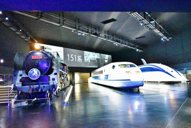 後ろのスクリーンに実際に走行していた時の映像が映し出される