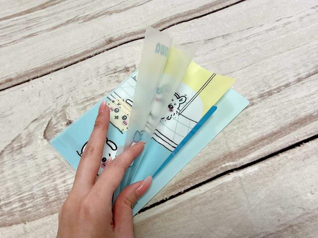 3つのポケットにそれぞれイラストがプリントされています