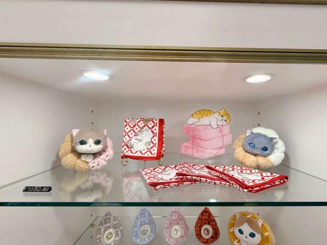 【mofusand TOKYO】グッズの展示スペースにもぬいぐるみが飾られており、購買意欲マシマシに！