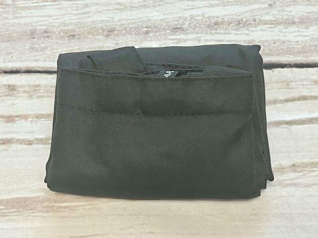 コンパクトに折りたたまれています。開いてみましょう！【美人百花 2023年8月号】付録「ALEXANDRE DE PARIS（アレクサンドル ドゥ パリ）折りたためるフリルトートバッグ」