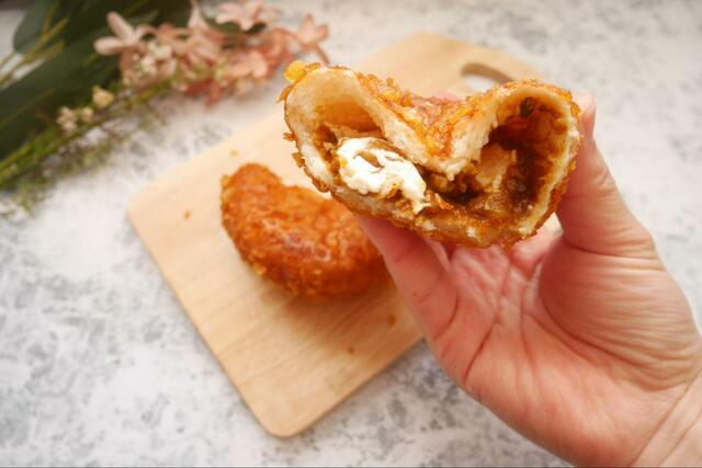 【ヴィ・ド・フランス カリカリチーズカレーパン】辛すぎないのでお子様にもおすすめ