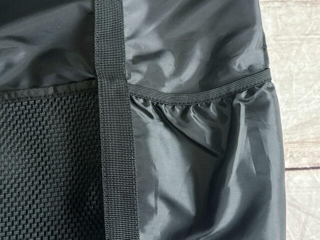 外側に大きめポケットが3つついています。両サイドのポケットは口にゴム入り