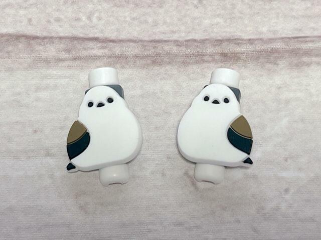 シリコンのような素材のシマエナガが2羽セットになっています