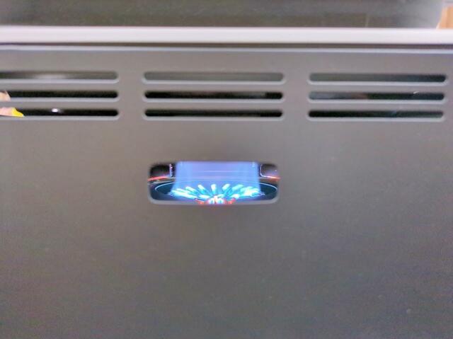 【アイリスオーヤマ 減煙焼肉マルチカセットコンロ】火力は両側面ののぞき穴から見られます。写真は最大火力のとき