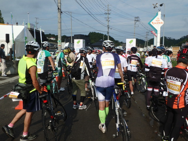 ツール・ド・東北2015／スタートゲート前では出場者同士で会話を楽しむ姿も