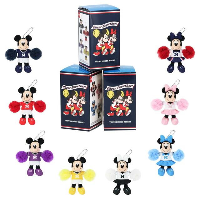 ぬいぐるみチャーム 1,600円｜東京ディズニーリゾート「ポンポンを持ったミッキーたちが元気に盛り上げてくれるグッズ」｜販売店舗：東京ディズニーランド「グランドエンポーリアム」、東京ディズニーシー「エンポーリオ」｜発売日：2025年4月24日（木）