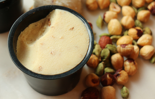 ヘーゼルナッツ&カルダモンのカップアイス