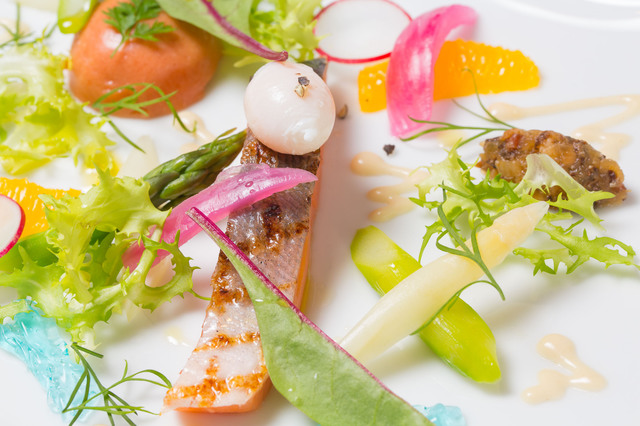 桜鱒のマリネとタイム香るトマトのババロア仕立て グラブラックスソース