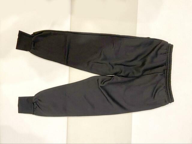 【coca 裏起毛ピンタックジョガーパンツ】カラーはブラックとグレーの2種類です