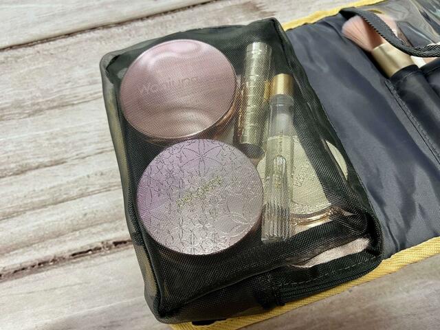 メッシュポーチは中が見やすくて◎。嵩張るコスメも楽々収納できる収納力もGood！【sweet（スウィート）2023年11月号増刊付録：PEANUTS（ピーナッツ）チャーリー・ブラウンの三つ折りポーチ】