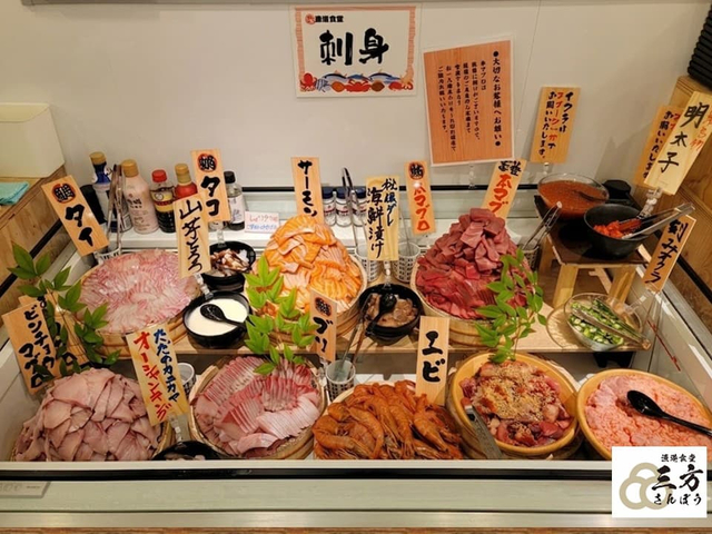 「​​​新鮮なお刺⾝がズラリと並んだ様⼦は圧巻！（写真：漁港食堂三方 鶴見西口店）」＜期間：2026年5⽉25日〜＞【話題の「漁港食堂 三方」が、多摩センター駅にオープン！ランチは本マグロを含む豪華刺身が60分間食べ放題！ハイボール・レモンサワーは税込198円！】