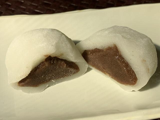 モッチリ食感がたまらない「もっちり塩大福」。