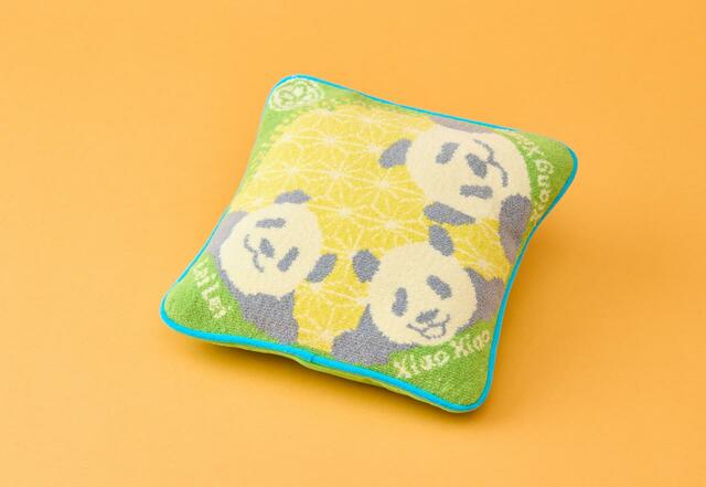 『上野パンダファミリー シェニールクッション(キッズ)』5,500円（税込）■サイズ：縦約210×横約210×マチ約90mm　■6月12日（水）発売　※店頭・公式オンラインショップ「江戸東京一」同時発売