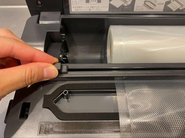 【アイリスオーヤマ　真空パック機 VPF-M60】つまみを動かすだけで簡単カット